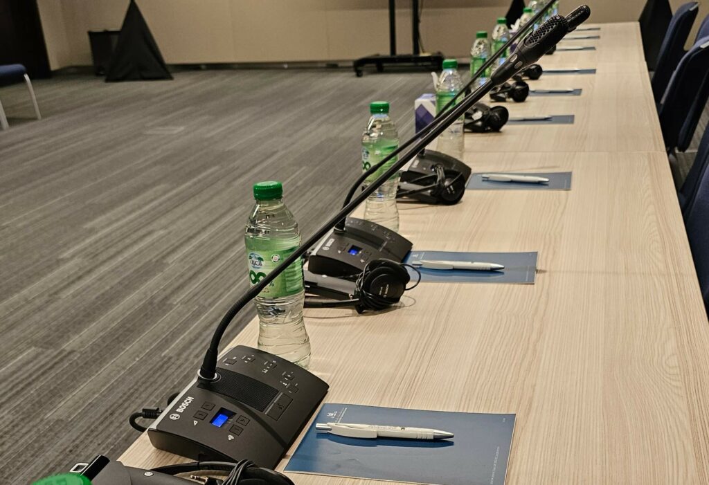 One Button Zero Chaos How Push to Talk Mics Transform Conferences 1024x701 1